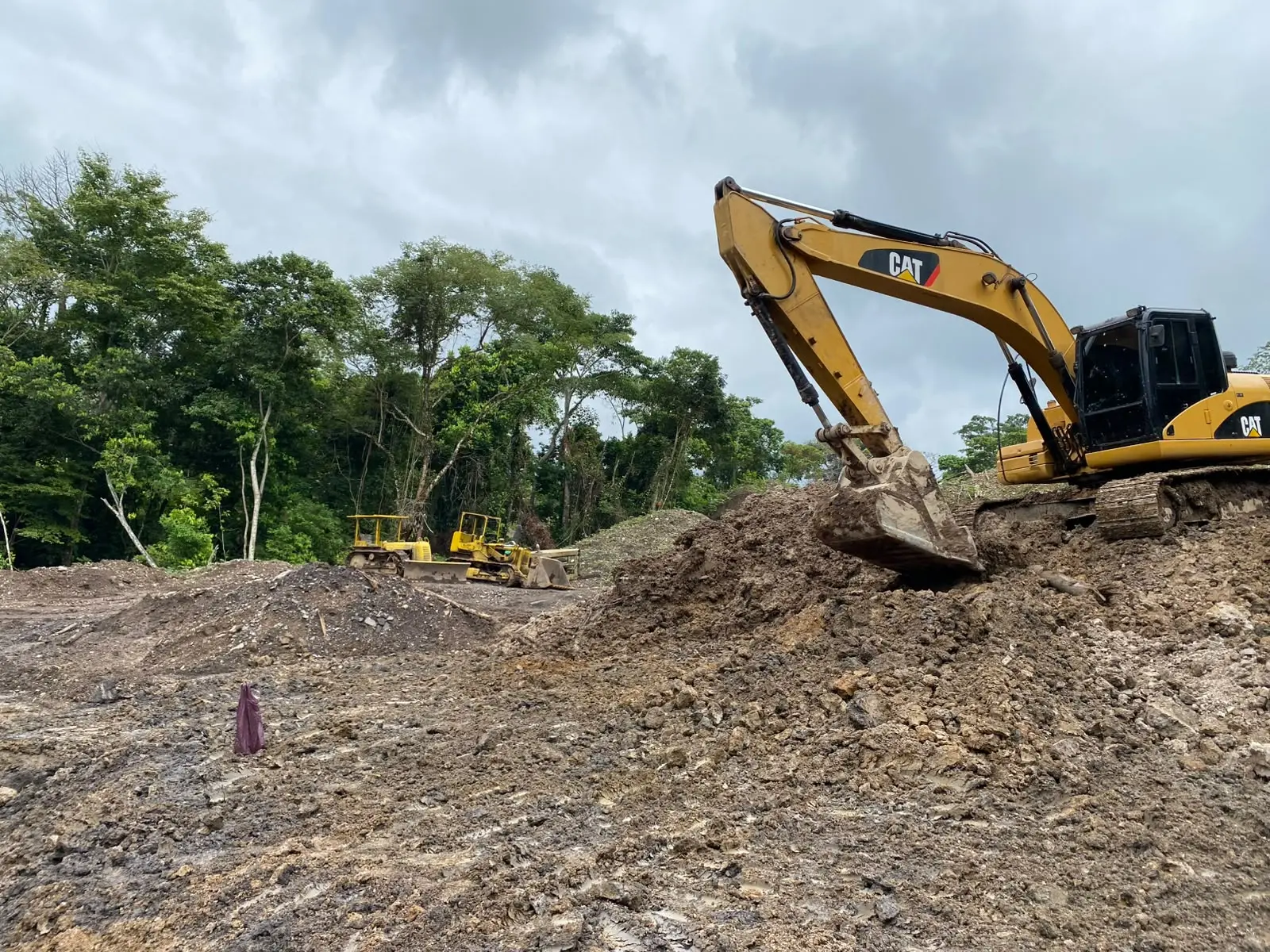 Excavadora y maquinaria durante la operación minera de Norfosfatos